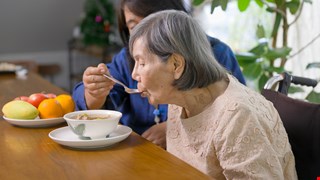 失智症病人進食有什麼困難？