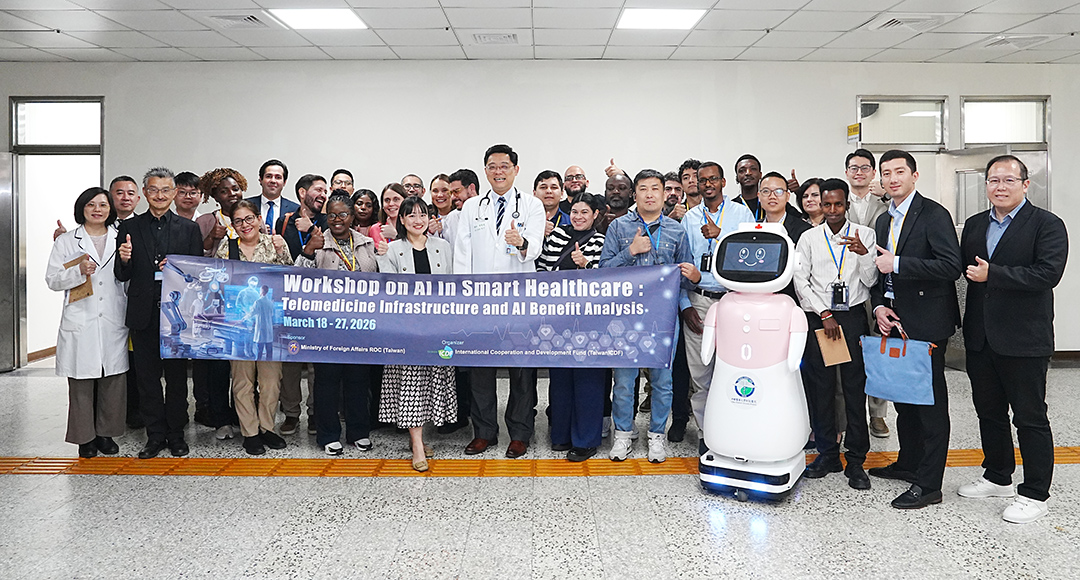 從醫療大數據到AI照護機器人 國際交流團蒞院參訪